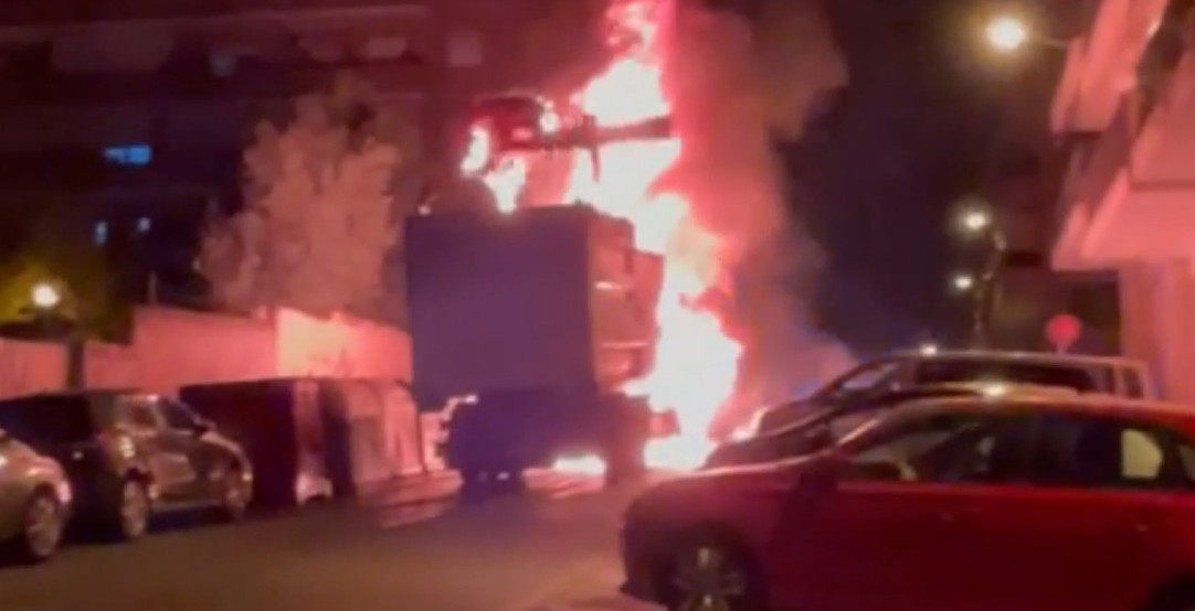 L'incendi d'un camió d'escombraries afecta sis cotxes